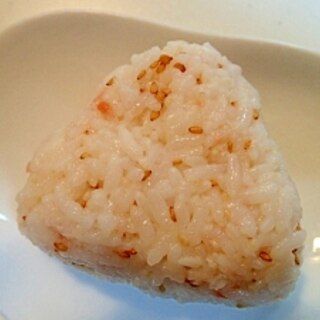 塩麹で　❤鮭フレークとごまのおにぎり❤